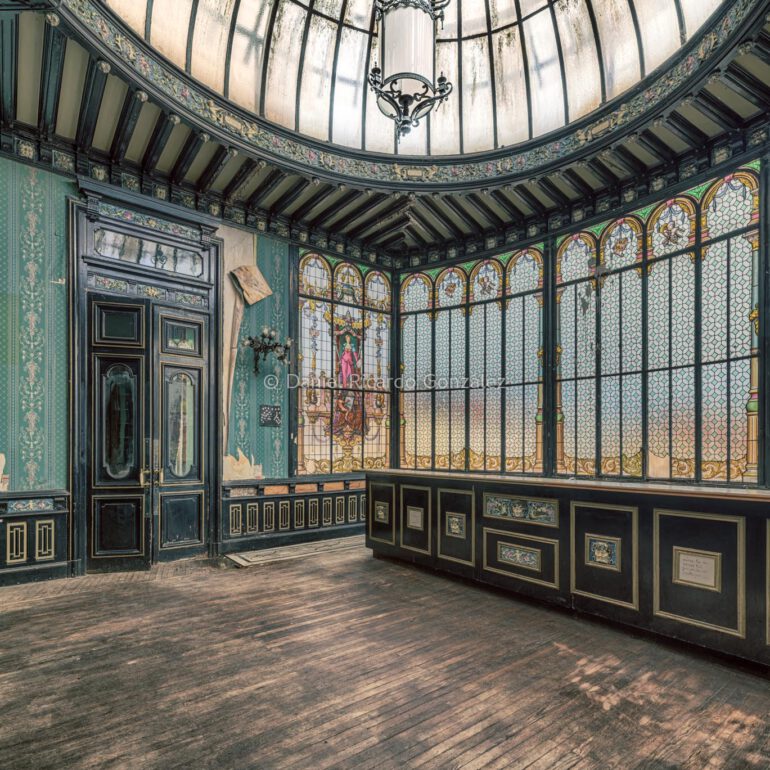 Verlassene und zerfallende Villa von Freimaurern in Frankreich mit Tiffany Glas Fenstern. Abandoned and decaying Masonic villa in France with Tiffany glass windows.