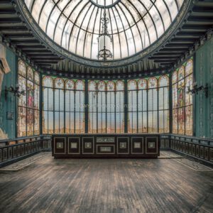 Verlassene und zerfallende Villa von Freimaurern in Frankreich mit Tiffany Glas Fenstern. Abandoned and decaying Masonic villa in France with Tiffany glass windows.