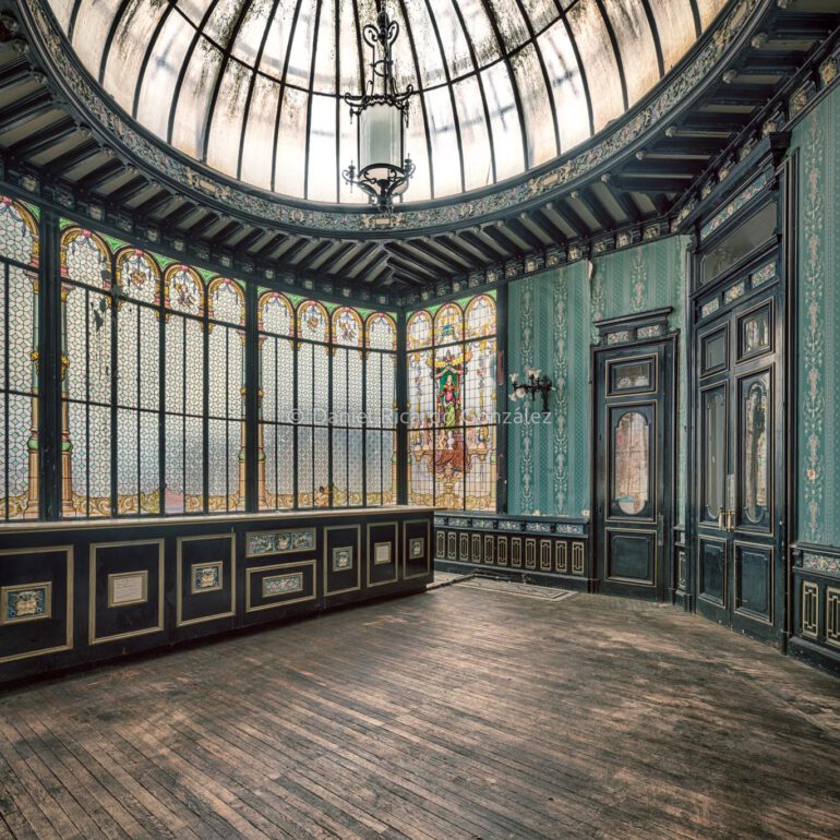 Verlassene und zerfallende Villa von Freimaurern in Frankreich mit Tiffany Glas Fenstern. Abandoned and decaying Masonic villa in France with Tiffany glass windows.