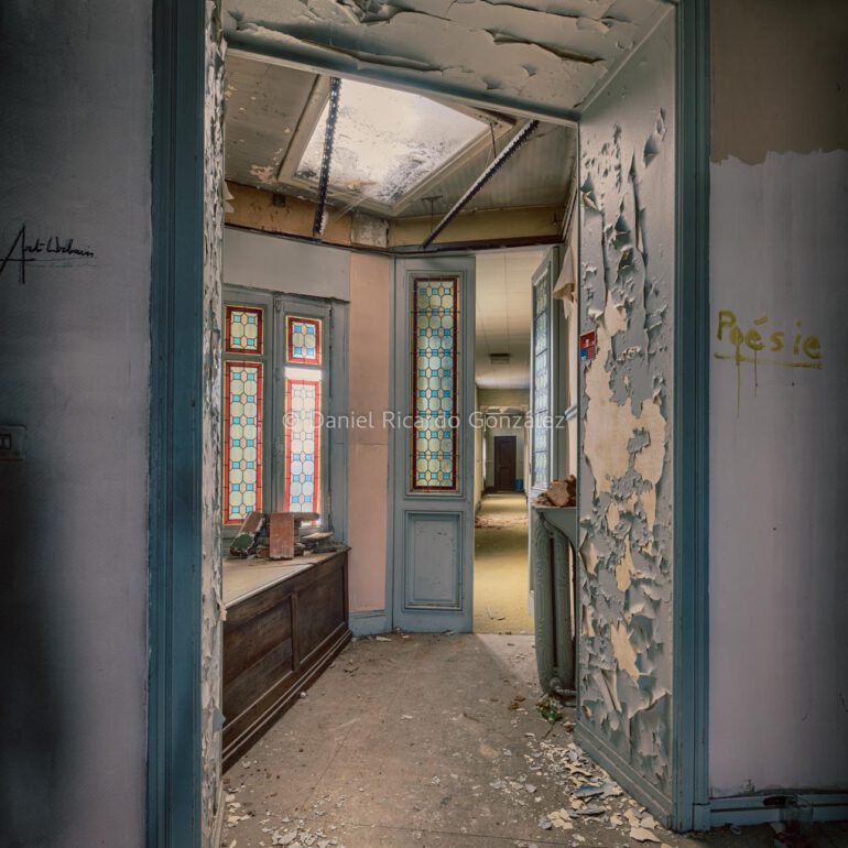 Verlassene und zerfallende Villa von Freimaurern in Frankreich mit Tiffany Glas Fenstern. Abandoned and decaying Masonic villa in France with Tiffany glass windows. Rusty glass garden pavilion overgrown with green plants.